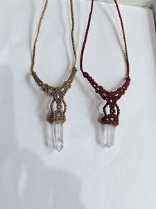 Collier ras du cou en macramé fait main avec pendentif en pointe de cristal de quartz clair, bijoux bohèmes tribaux, cordon tressé, artisanat hippie, bouddhisme - Product Image 1