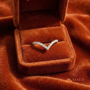 Anillo de compromiso de moissanita en forma de V chapado en oro de 18 quilates, joyería nupcial de moissanita y diamantes para mujer, lujo estadounidense - Product Image 3