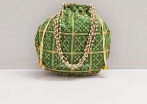 Sac Potli Vert Brodé à la Main, Pochette Traditionnelle Indienne pour Mariage, Cadeau de Mariée, Accessoire de Fête Ethnique Festif Perlé - Product Image 2