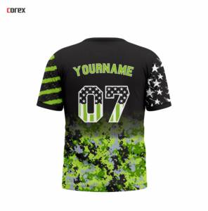 Camiseta Deportiva Personalizada para Hombre, Cuello Redondo, Transpirable, Diseño de Bandera de EE. UU. en Negro con Degradado Verde Camuflaje, Estrellas y Rayas Digitales en Dos Tonos - Product Image 2