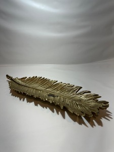 Plateau décoratif moderne en aluminium doré moulé, en forme de plume ou de feuille dentelée longue, plat de présentation, vaisselle d'hôtel, vente en gros - Product Image 2