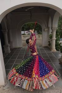 Lehenga de Georgette Pesado con Trabajo Kutchi Gamthi, Largo hasta el Suelo, Sin Arrugas, de Secado Rápido, con Cadena y Cordón Dori Adjuntos - Product Image 3
