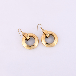 Boucles d'oreilles créoles dorées élégantes et tendance pour femmes - Product Image 1