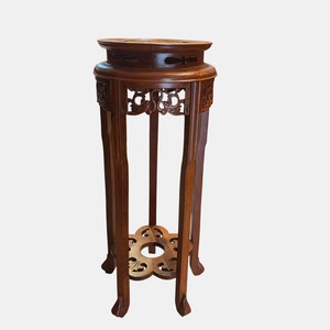 Pedestales Redondos Duraderos Hechos de Madera Aromática Pulida y Pintada de Origen Vietnamita, Colocados a Ambos Lados del Altar - Product Image 6