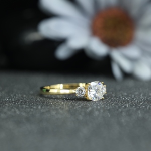 Bague de fiançailles en argent sterling 925 plaqué or avec trois pierres de moissanite taille ronde, style diamant classique pour femme, vente en gros - Product Image 5