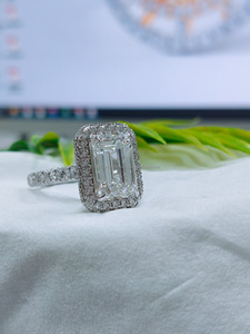 Anillo de oro blanco con diamante de corte esmeralda y piedras laterales, un diseño geométrico elegante con brillo intenso y lujo contemporáneo. - Product Image 2