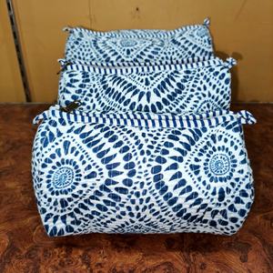 Juego de Bolsas Impermeables Acolchadas de Algodón Minimalistas, Tres Tamaños, Organizador de Cosméticos y Artículos de Aseo para Viaje - Product Image 4