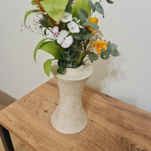 Vase sablier élégant en pierre de travertin, fait à la main, texture naturelle, pièce maîtresse moderne pour une décoration intérieure minimaliste et élégante - Product Image 1