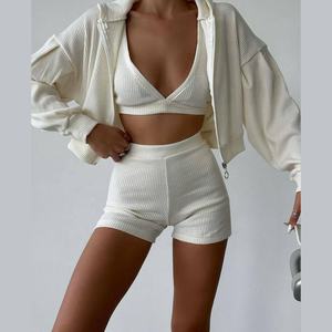 Conjunto de Yoga de 3 Piezas con LOGO Personalizado, Top Corto con Cremallera Completa, Shorts Deportivos y Sujetador Deportivo de Calidad - Product Image 1