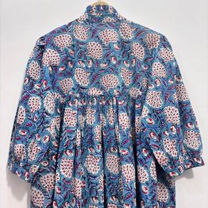 เดรสวินเทจผ้าฝ้ายพิมพ์ลายดอกไม้ด้วยมือ งานแฮนด์เมด เป็นมิตรกับสิ่งแวดล้อม คอวี แขนสามส่วน แต่งระบายลูกไม้ ซักได้ ใส่ได้ในโอกาสทางการ - Product Image 4