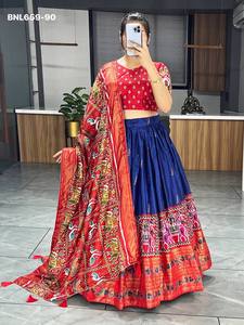 ชุดเลเฮนกา-โชลีและผ้าคลุมไหล่ คอลเลคชั่นพรีเมียม ดีไซน์ใหม่ ผ้าไหมโดลา พิมพ์ลายปาโตลาและปายทานี พร้อมงานปักฟอยล์ จากซัพพลายเออร์อินเดีย - Product Image 4