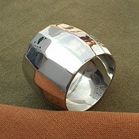 Elegantes Anillos para Servilletas de Cromo Pulido Facetado para Decoración Moderna de Mesa de Comedor, Porta Servilletas Minimalista Geométrico Plateado de Banda Ancha - Product Image 3