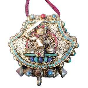 Colgante Ghau de Turquesa Chapado en Oro con Diseño Budista Tibetano para Fiestas y Eventos - Product Image 5