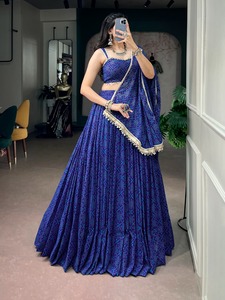 Conjunto de Lehenga Choli de Diseño Georgette con Estampado Tradicional Bandhej y Detalles de Encaje con Espejos, Especial para Navratri - Product Image 1