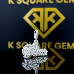 Elegante Colgante Infantil Personalizado con Letra y Número de la Suerte, Estilo Hip Hop, con Moissanita, Chapado en Oro sobre Plata de Ley - Product Image 1