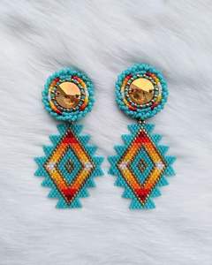 Boucles d'oreilles pendantes tendance faites à la main avec perles colorées pour femmes, accessoire élégant pour mariage ou jour de match - Product Image 1