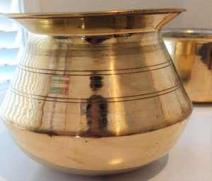 Kalash de Latón para Pooja, Utensilio para Puja con Grabado Láser e Impresión UV, Tradicional, Chapado en Oro, para Bebidas Religiosas Hindúes - Product Image 1