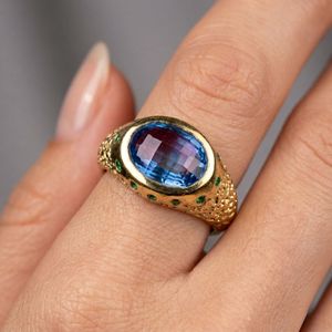 แหวนทองคำชุบ Gemvanity SR1484 ประดับมรกตทรงเหลี่ยมแบบคลาสสิกสไตล์ทิเบต เหมาะสำหรับงานหมั้น งานแต่งงาน งานเลี้ยงฉลองครบรอบ - Product Image 3