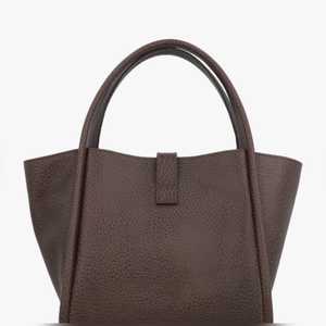 Bolso Tote Abierto de Cuero Granulado Negro para Mujer, Bolso de Hombro Estructurado Marrón Oscuro con Asas Enrolladas - Product Image 4