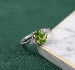 แหวนค็อกเทลเพอริดอทดีไซน์รูปไข่ทรงธรรมชาติจาก Mehrajuddin Gems ประจำเดือนสิงหาคม ประดับด้วยเงินแท้ 925 ตัวเรือนแบบ Prong Set ได้รับการรับรองจากคริสเตียน - Product Image 2