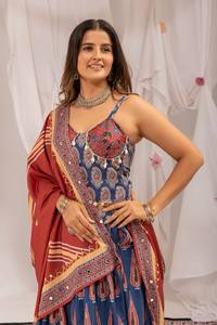 Traje Tradicional Indio de Crepé con Estampado Ajrakh, Bordado con Espejos y Trabajo Kodi, Lehenga Choli Dupatta Sin Arrugas para Bodas y Fiestas - Product Image 1