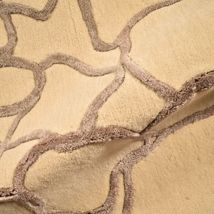 Tapis en laine tufté à la main beige moderne de luxe, motif géométrique organique en pavés, design à poils ras sculptés pour salon et hôtel - Product Image 4