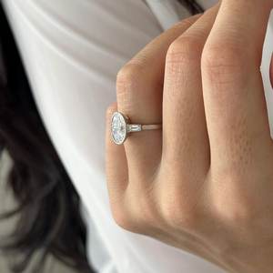 Anillo de Compromiso con Diamante Ovalado de 2 Quilates, Corte E VVS2, Cultivado en Laboratorio, Engastado en Bisel, Oro Blanco Ovalado, Certificado IGI - Product Image 6
