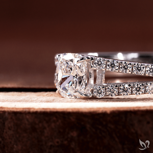 แหวนเพชรทรงคุชชั่นขนาด 0.5 กะรัต ตัวเรือนทองคำขาว 10K ประดับเพชรแบบสลิมสปลิตพาเว่ พร้อมใบรับรอง IGI เหมาะสำหรับแหวนขอแต่งงาน - Product Image 2