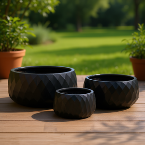 Juego de Macetas Decorativas de Fibra de Vidrio Facetadas Negras para Interiores/Exteriores Hieta Garden, 5 Tamaños, 30-70 cm - Product Image 3