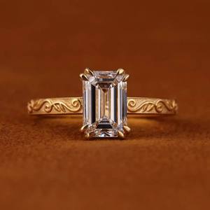 Bague de fiançailles en or jaune avec diamant taille émeraude, sertie de griffes, solitaire classique, bijoux pour femme - Product Image 2