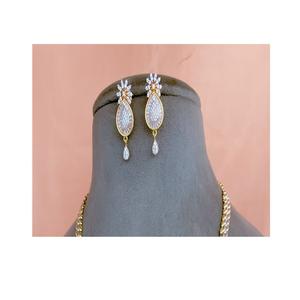 ชุดสร้อยคอพร้อมต่างหูทองเหลืองชุบทองประดับเพชรซิร์คอน ดีไซน์สวยหรู คุณภาพพรีเมียม เหมาะสำหรับงานหมั้น งานแต่งงาน หรือเป็นของขวัญสำหรับผู้หญิง - Product Image 2