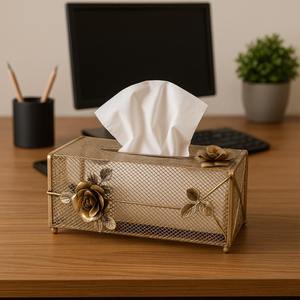 Caja de papel tisú de malla metálica dorada con diseño floral detallado, perfecta para la mesa de la sala de estar y el estilo de habitaciones de hotel. - Product Image 3