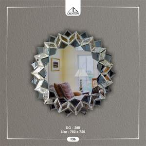 Comme objet hautement décoratif, ce miroir transcende la simple fonctionnalité et se transforme en une œuvre d'art murale significative. - Product Image 1