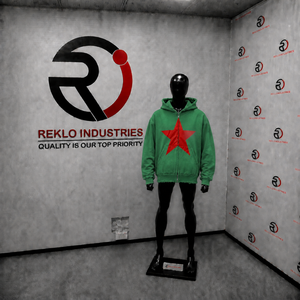 Sudadera con capucha verde extragrande con cremallera completa, estampado de estrellas rojas y borde desgastado, estilo streetwear unisex de ajuste holgado - Product Image 3