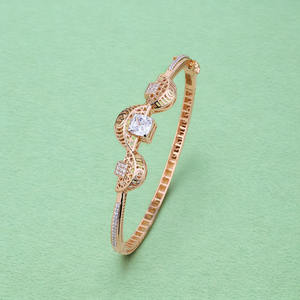 Bracelet élégant en or rose avec moissanite, motif vague filigranée, poli miroir, serti de diamants, bijou de déclaration de luxe pour femme - Product Image 1