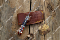 Couteau pliant professionnel artisanal en acier Damas, tactique, pour la chasse, avec étui en cuir, manche en bois et résine époxy, système de verrouillage arrière OEM, dureté 56-58 HRC