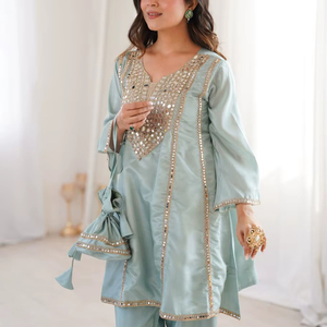Ensemble coordonné Salwar Kameez en soie avec Kurti court orné de miroirs, pantalon et sac Potli – Style Bollywood, tenue de soirée, costume ethnique indien - Product Image 1