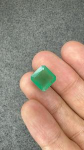 Émeraude naturelle zambienne 5,50 carats, grande pierre précieuse verte facettée octogonale pour bague statement, pendentif, bijoux de luxe sur mesure - Product Image 3