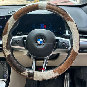Accessoires d'intérieur automatiques en cuir de vachette à la mode chaude 2025 nouvelle couverture de volant de voiture antidérapante personnalisable pour unisexe - Product Image 4