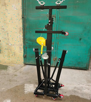 Tour élévatrice professionnelle pour scène avec système à manivelle et stabilisateurs pour un montage sécurisé des équipements DJ et des structures d'éclairage
