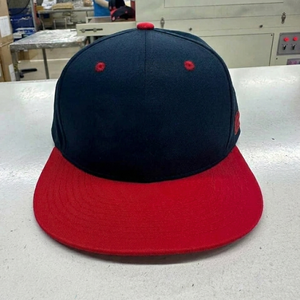 Gorra Snapback de Dos Tonos con Logotipo Bordado Personalizado al por Mayor, Estilo Hip Hop, de Sarga de Algodón, con Visera Plana, Estructurada, Estilo Béisbol Urbano para Hombre - Product Image 1
