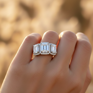 Anillo de Compromiso Unisex Clásico con Tres Piedras de Diamante Cultivado en Laboratorio con Corte Esmeralda, Estilo Hip Hop, Certificado IGI, Engaste de Puntas, Oro Sólido de 14K - Product Image 2