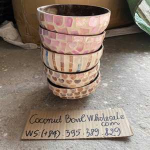 Cuenco de Coco Lacado Estilo Boho-Chic - Decoración Interior con Incrustaciones de Conchas Marinas - Hecho a Mano en Vietnam - Product Image 6