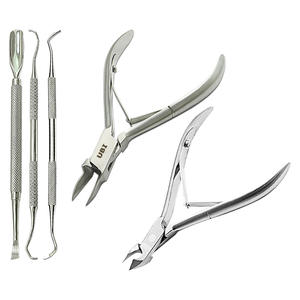 Ensemble de coupe-ongles et accessoires de luxe 5 en 1 en acier inoxydable avec pince à cuticules, rehausseur et repousse-cuticules - Durable pour les adolescents - Product Image 1