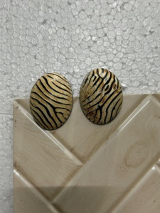 Boucles d'oreilles bohème au design ovale unique pour femmes avec motif léopard doré noir et corne pendante pour mariages et fêtes - Product Image 2