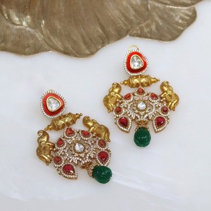 Boucles d'oreilles plaquées or rouge vert émeraude avec pierres Kundan, boucles d'oreilles pour femmes, pour les occasions de mariage et de festivals - Product Image 2