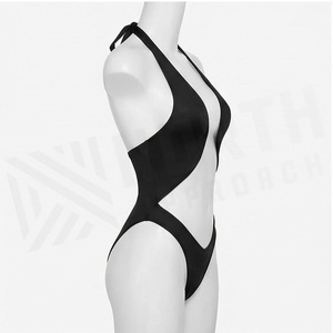 Maillot de bain une pièce noir pour femme avec découpe et bas string extensible - Product Image 3