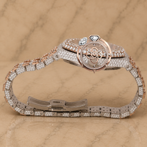 Montre de luxe pour femme en acier inoxydable avec diamants, mouvement à quartz analogique rond, 38 mm, ton or rose, entièrement sertie de pierres, fermoir déployant - Product Image 3