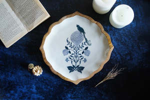 Plateau en bois traditionnel avec motif d'oiseau bleu et de fleurs, réutilisable, pour la table, les fêtes et les événements. - Product Image 1
