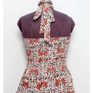 เดรสผ้าฝ้ายถักทรงเข้ารูปสำหรับผู้หญิง ระบายอากาศได้ดี เป็นมิตรต่อสิ่งแวดล้อม คอแบบผูก สายคล้องคอ ความยาวปานกลาง ลายดอกไม้ กระดุมด้านหลัง เปิดหลัง มีกระเป๋า ซักแห้งได้ เหมาะสำหรับใส่ไปชายหาด - Product Image 6